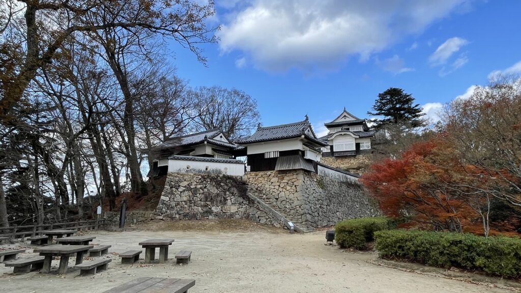 天守や二重櫓が残る小松山城跡が備中松山城の中核となる城郭