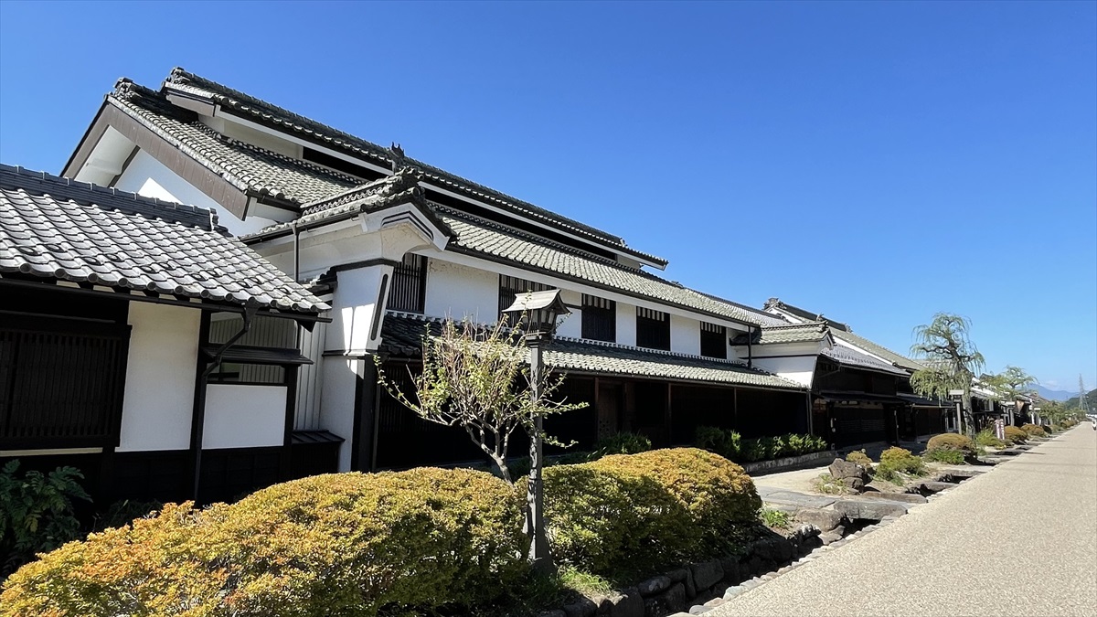 A Nagano post town on Hokkoku kaido, an Edo-time highway, branched off from Nakasendo