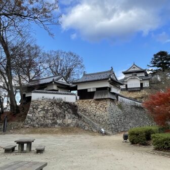 天守や二重櫓が残る小松山城跡が備中松山城の中核となる城郭